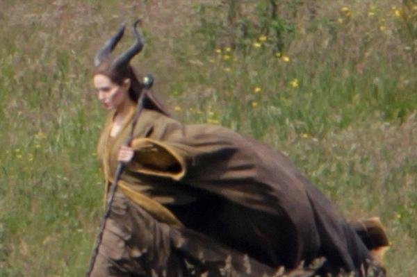 Angelina Jolie voa no set de filmagens de &acute;Malificent`