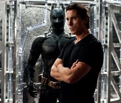 Christian Bale encarna novamente o Cavaleiro das Trevas 