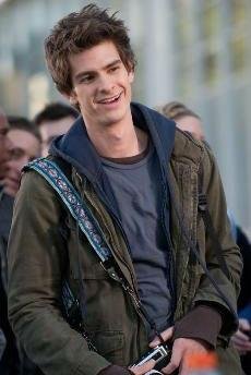 Andrew Garfield vive o Homem-Aranha em novo longa da franquia