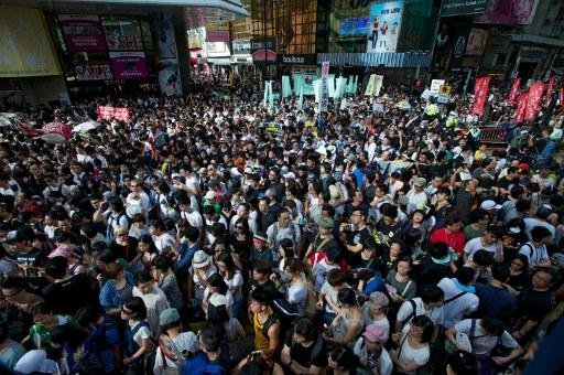 Milhares de pessoas protestaram em Hong Kong durante cerim&ocirc;nia de posse de novo governante