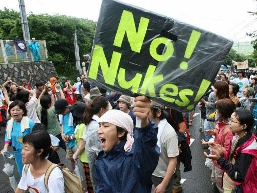 Ativistas protestaram contra a contra a retomada da usina nuclear em Ohi, em Jap&atilde;o