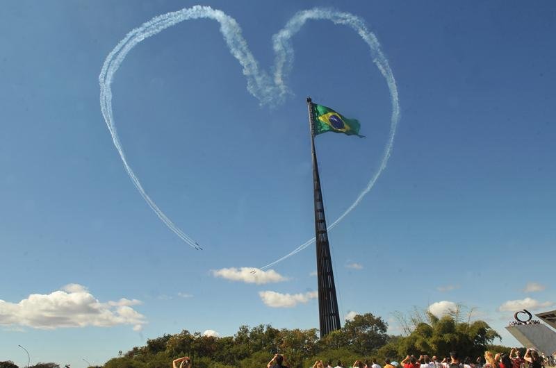Esquadrilha da Fuma&ccedil;a se apresentou durante troca da bandeira