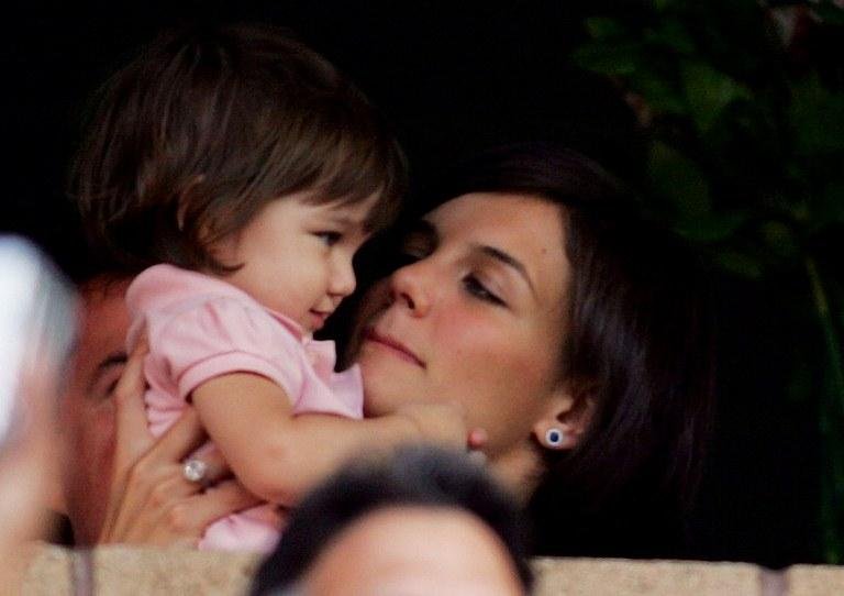 A atriz Katie Holmes revelou estar com medo de detetives estarem seguindo ela e a filha Suri