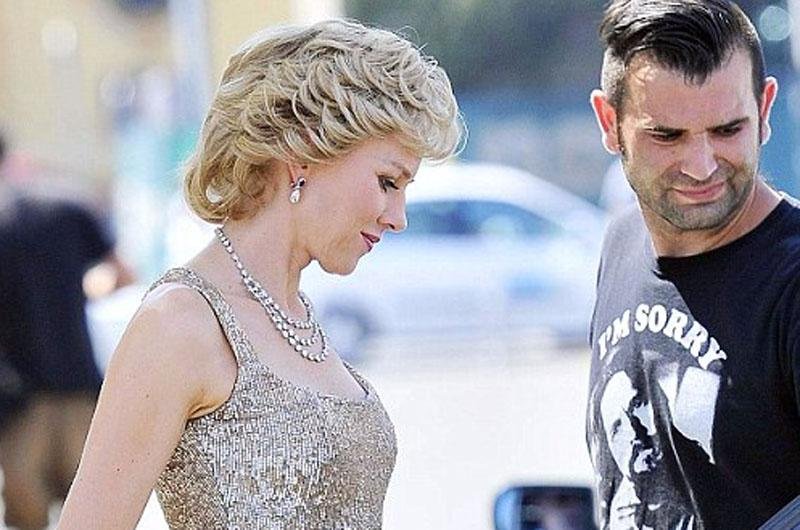 Naomi Watts veste um dos muitos figurinos glamourosos da princesa Daiana