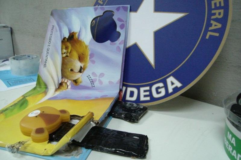 Passageira despachou livro com coca&iacute;na