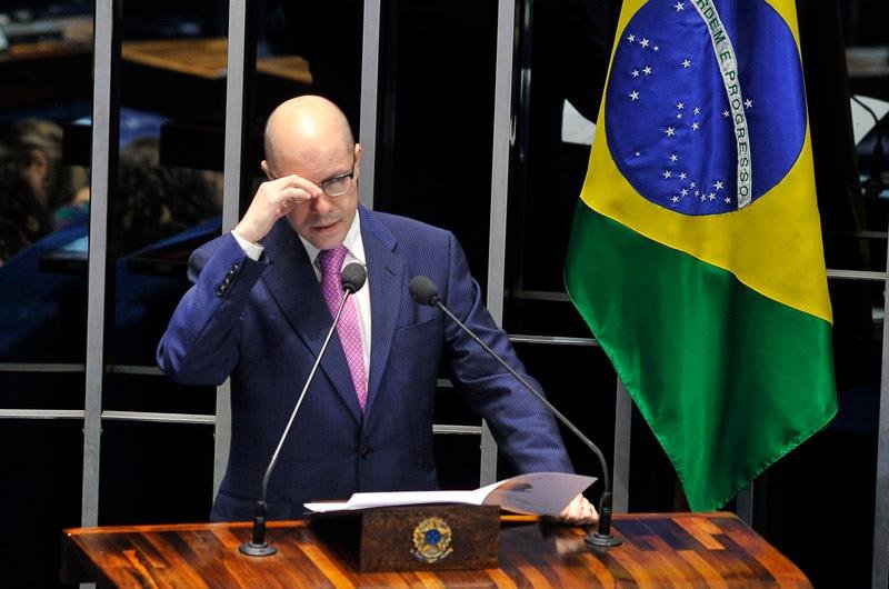 Dem&oacute;stenes pede perd&atilde;o em discurso no Senado