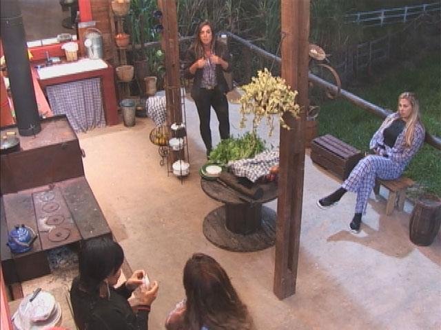Nicole Bahls e Viviane Ara&uacute;jo voltam a discutir em A Fazenda 