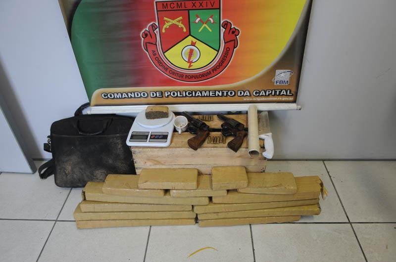 Al&eacute;m de maconha, dois rev&oacute;lveres calibre 38, uma balan&ccedil;a de precis&atilde;o e material para embalagem da droga estavam no local