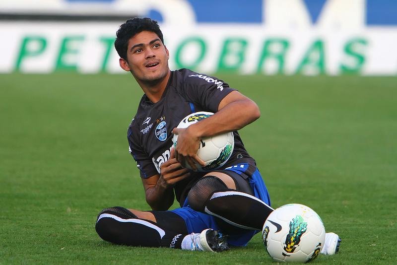 Tony tem boas chances de atuar na lateral-esquerda diante do Santos