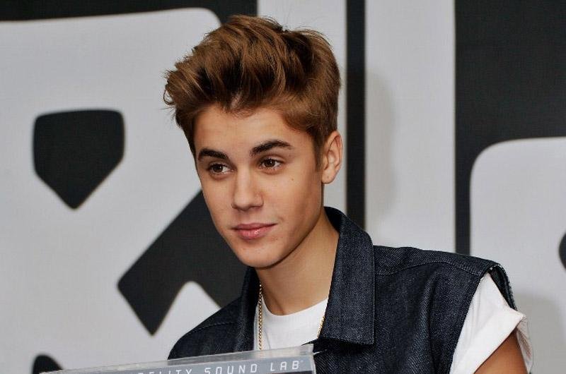 Justin Bieber obteve seu diploma de ensino m&eacute;dio