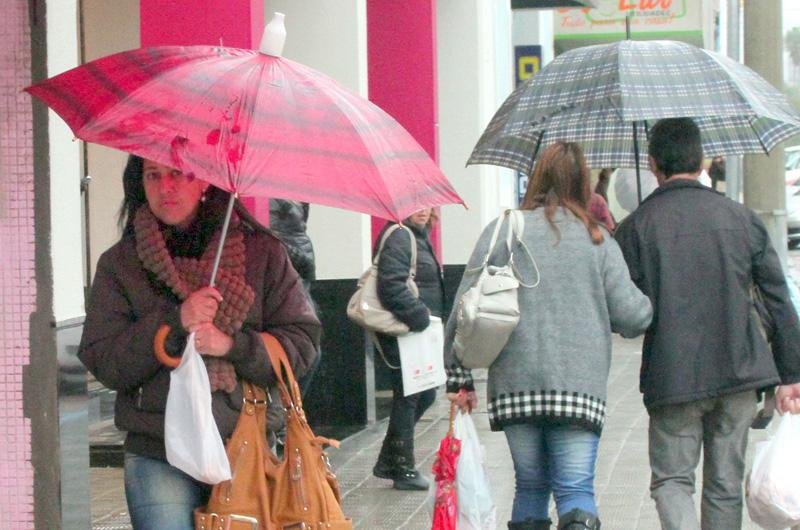 Popula&ccedil;&atilde;o de Bag&eacute; recorreu aos agasalhos e guarda-chuvas nesta ter&ccedil;a-feira