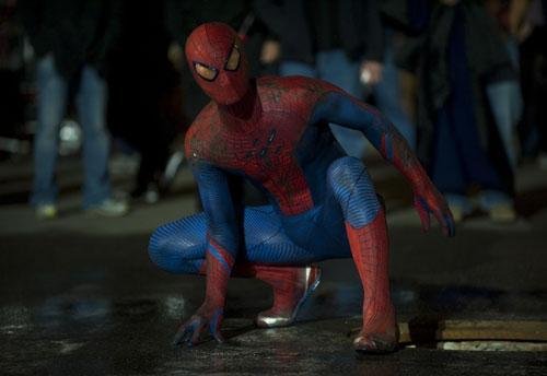 Hist&oacute;ria do her&oacute;i-aracn&iacute;deo &eacute; recontada em nova saga, com Andrew Garfield interpretando o papel principal 