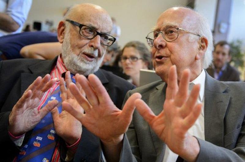 Os f&iacute;sicos Peter Higgs e Fran&ccedil;ois Englert  conversam durante a confer&ecirc;ncia