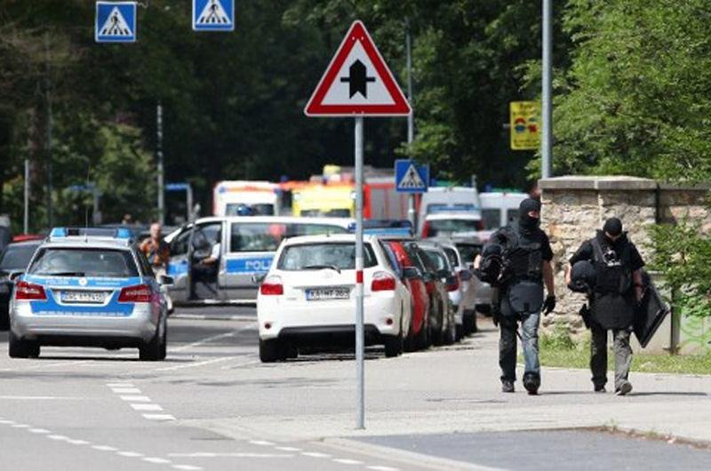 Pol&iacute;cia cercou o local por tr&ecirc;s horas e encontrou cad&aacute;vares ap&oacute;s invas&atilde;o de apartamento em Karlsruhe