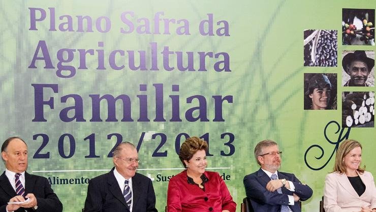 Ministro Pepe Vargas, presidente do Senado Jos&eacute; Sarney, presidente Dilma Rousseff, presidente da C&acirc;mara Marco Maia e ministra Gleisi Hoffmann durante lan&ccedil;amento do Plano Safra