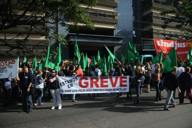 Trabalhadores se concentraram em frente ao TRT na Capital