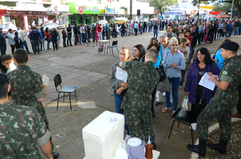 Militares auxiliaram na aplica&ccedil;&atilde;o da vacina em Santo &Acirc;ngelo