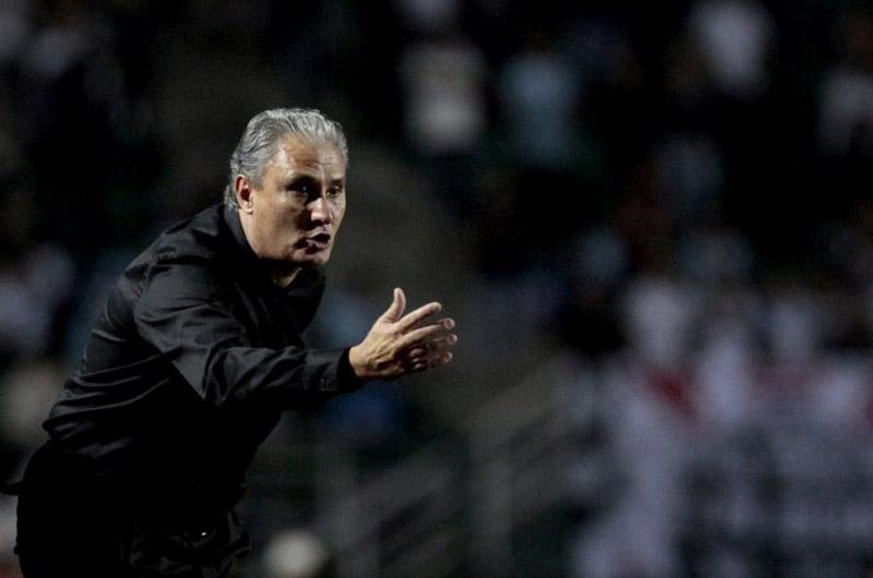 Lan&ccedil;ado pelo Caxias, Adenor Bacchi entra para o grupo dos maiores treinadores do Brasil com t&iacute;tulo da Libertadores