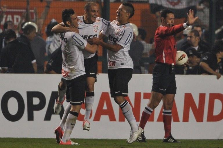 Leandro Cast&aacute;n (&agrave; esquerda) comemora t&iacute;tulo do Corinthians