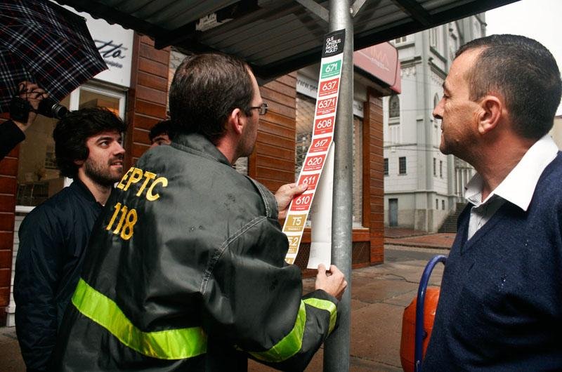 Agentes da EPTC fixam adesivos informativos nos pontos de &ocirc;nibus da Capital