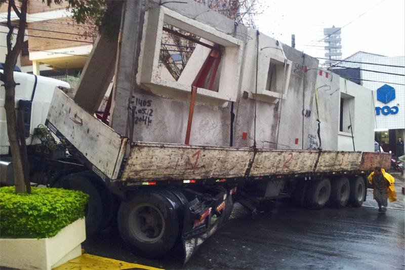 Caminh&atilde;o n&atilde;o venceu a subida por conta da pista molhada