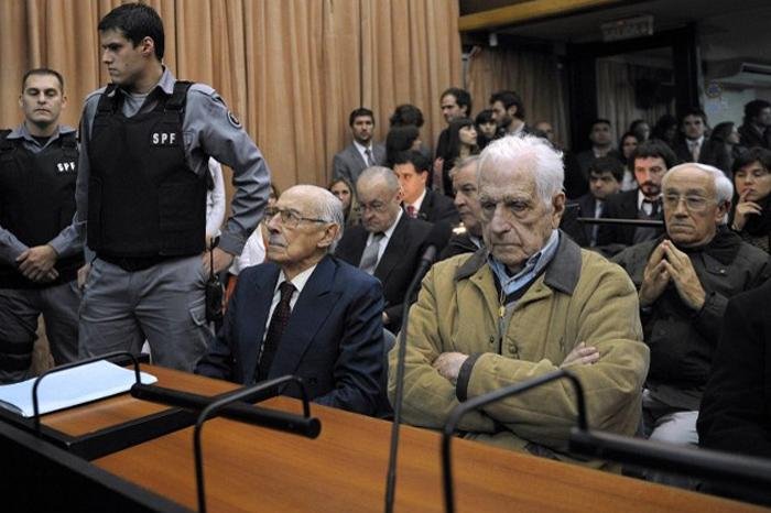 A justi&ccedil;a argentina condenou &agrave; pris&atilde;o, nesta quinta-feira, os ex-ditadores Jorge Videla (1976-1981) e Reynaldo Bignone (1982-1983)