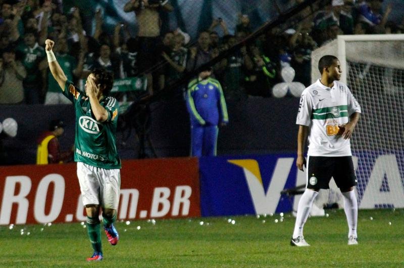 Ap&oacute;s marcar o gol, Valdivia homenageou o `Pirata&acute; Barcos, lesionado