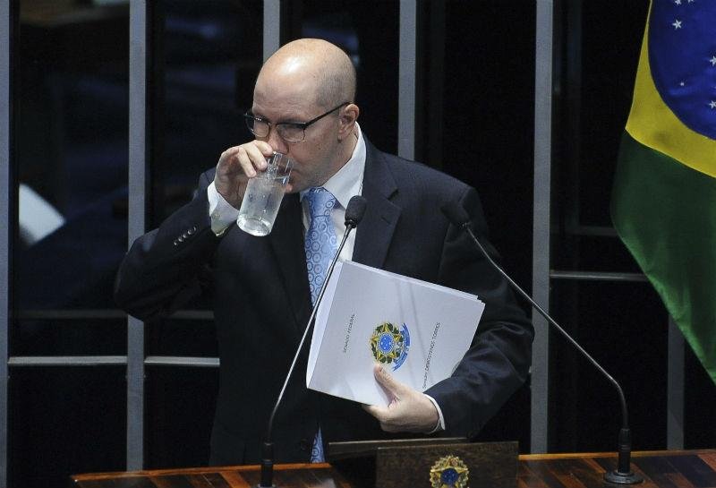 Dem&oacute;stenes voltou a discursar para plen&aacute;rio vazio