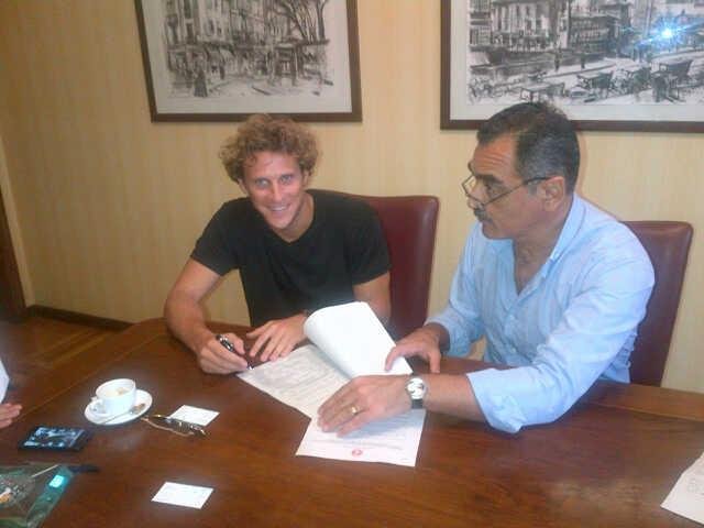 Forl&aacute;n assina contrato com o Inter