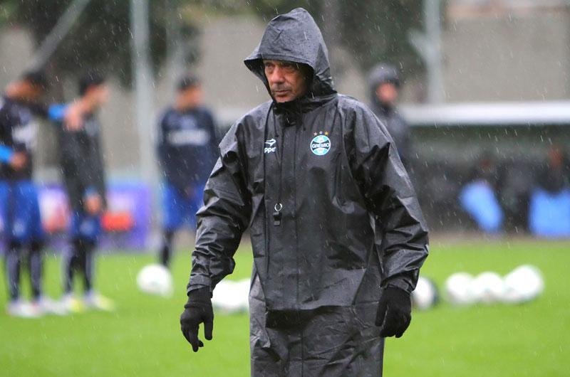T&eacute;cnico do Gr&ecirc;mio n&atilde;o quis comentar poss&iacute;vel contrata&ccedil;&atilde;o do meia Elano
