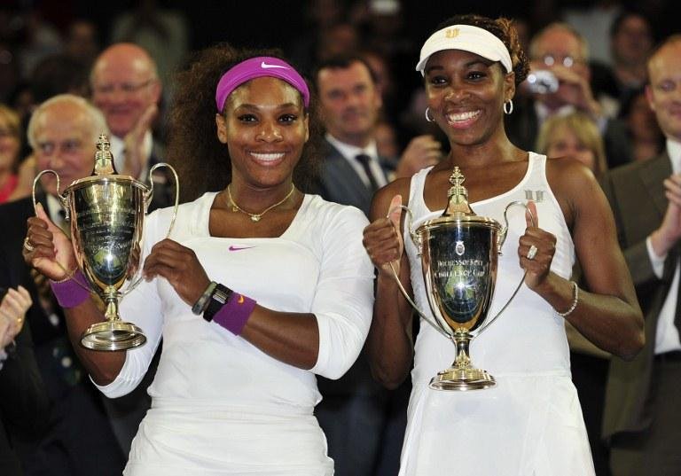 Serena e Venus Williams comemora t&iacute;tulo nas duplas