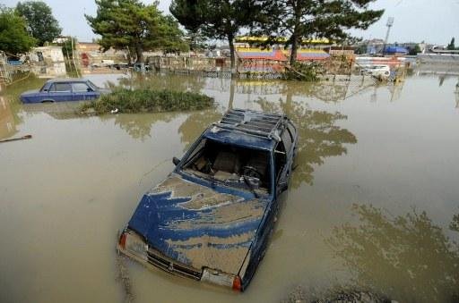 Inunda&ccedil;&otilde;es causadas pela chuva na R&uacute;ssia deixou casas e carros submersos