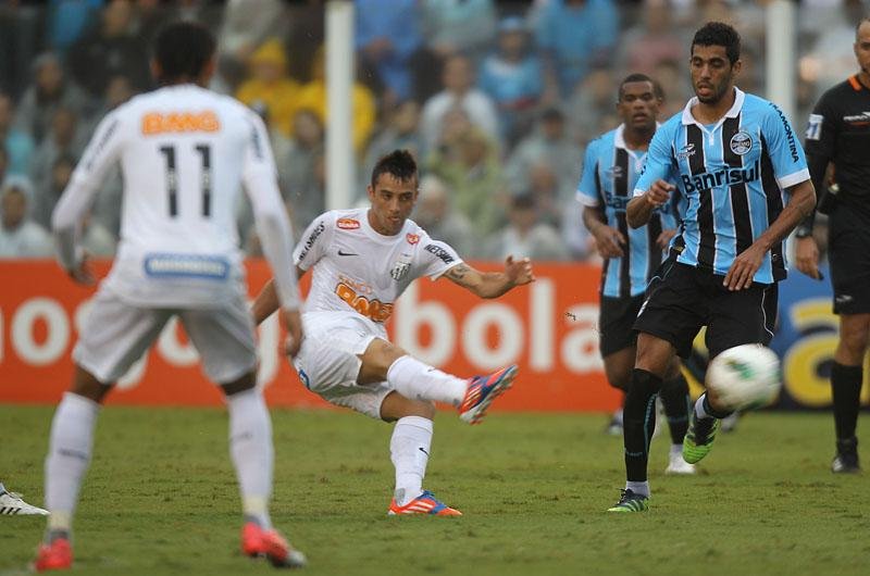 Felipe Anderson ampliou a vantagem do Santos