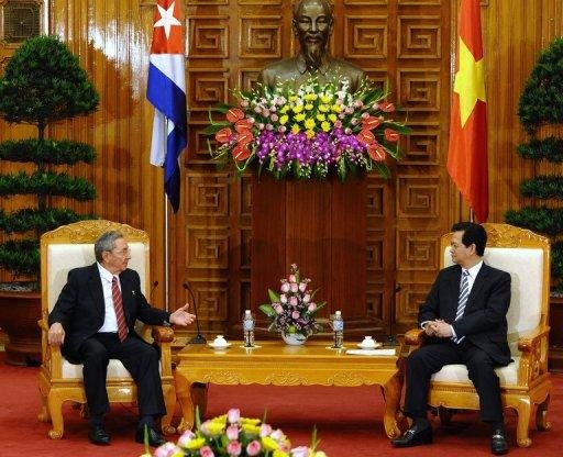 Raul Castro se reuniu com as tr&ecirc;s principais figuras do regime vietnamita