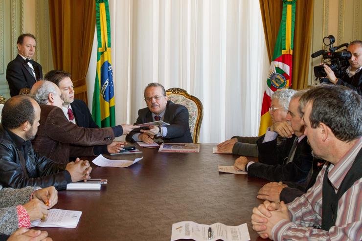 Governador Tarso Genro recebe minuta do Projeto de Lei que cria Conselho de Comunica&ccedil;&atilde;o Social