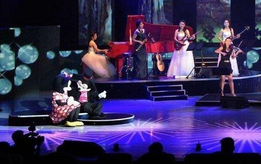 Mickey, Minnie e uma banda de mulheres com vestidos curtos fizeram apresenta&ccedil;&atilde;o incomum na Coreia do Norte