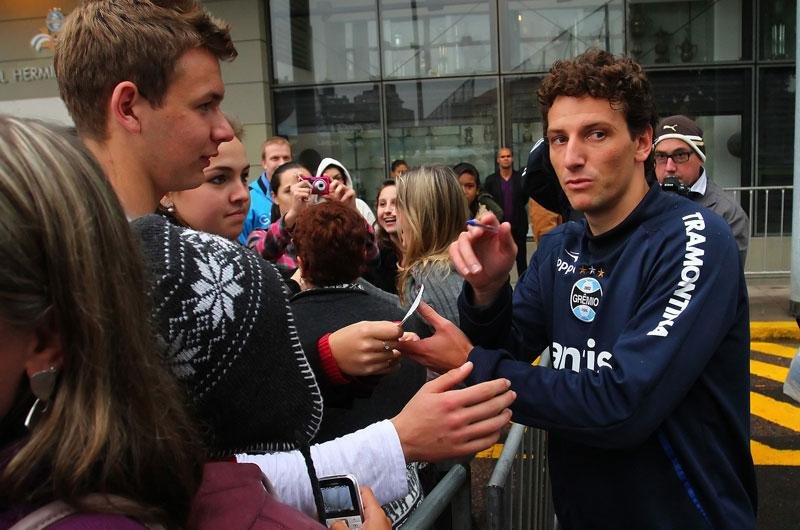 Elano realiza primeiro treino no Gr&ecirc;mo