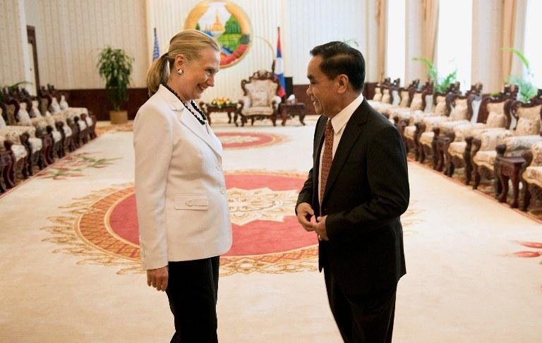 Hillary Clinton conversa com o primeiro-ministro de Laos, Thongsing Thammavong