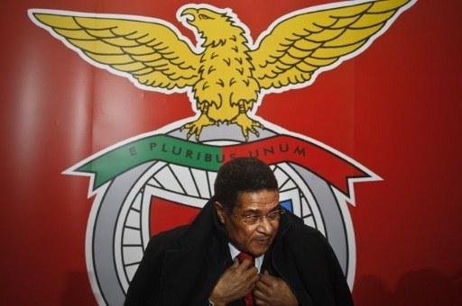 Eus&eacute;bio deixa hospital ap&oacute;s sofrer AVC na Eurocopa