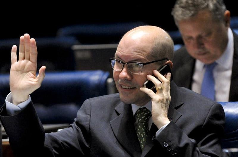 Dem&oacute;stenes tenta evitar cassa&ccedil;&atilde;o