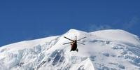 Helicóptero segue em direção ao Mont Blanc para iniciar o resgate