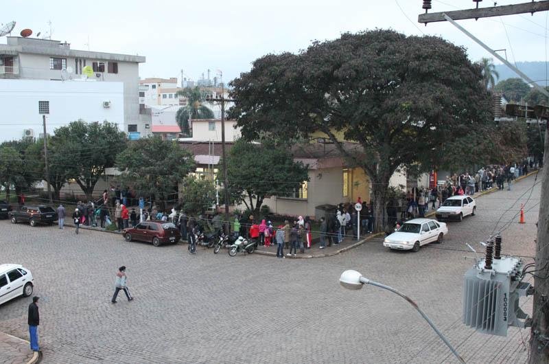 Moradores de Encantado ocuparam dois quarteir&otilde;es para receber a vacina