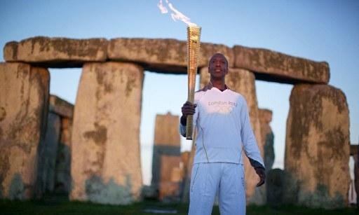 Michael Johnson leva tocha ol&iacute;mpica ao Stonehenge, na Inglaterra