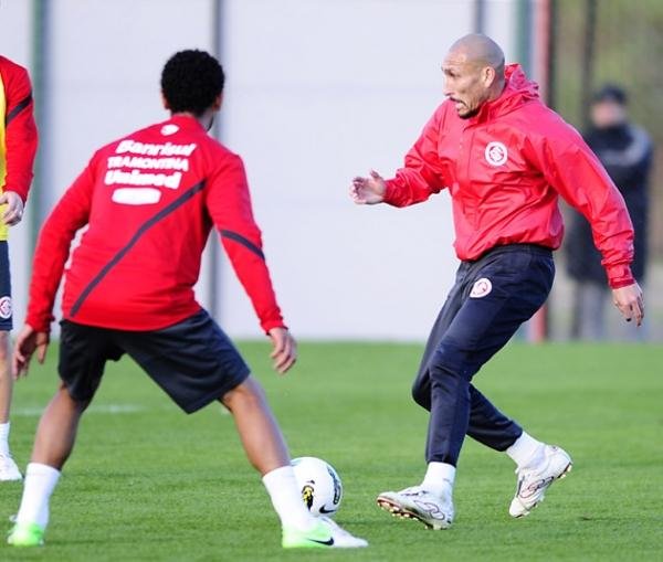 Gui&ntilde;azu (&agrave; direita) projeta jogo complicado contra o Santos 