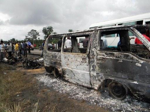 &Ocirc;nibus &eacute; destru&iacute;do ap&oacute;s explos&atilde;o de caminh&atilde;o-tanque na Nig&eacute;ria