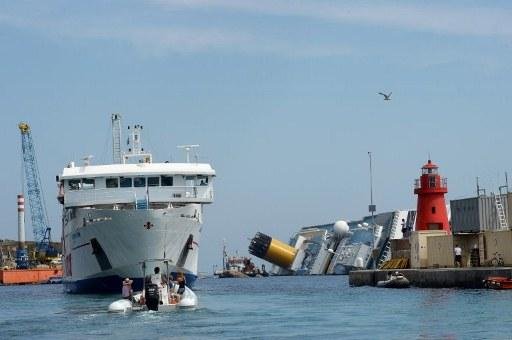 Equipes trabalham para remover do mar o transatl&acirc;ntico Costa Concordia, que naufragou na It&aacute;lia em janeiro deste ano