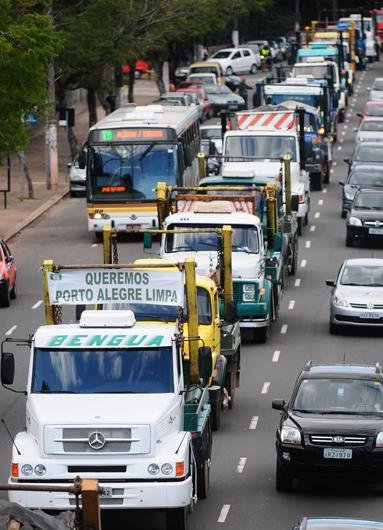 Com caminh&otilde;es, transportadores de ca&ccedil;ambas protestam em avenidas de Porto Alegre