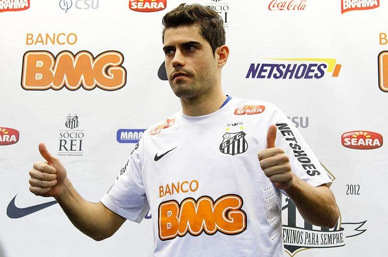 O ex-gremista Miralles foi apresentado oficialmente na tarde desta quinta-feira pelo Santos