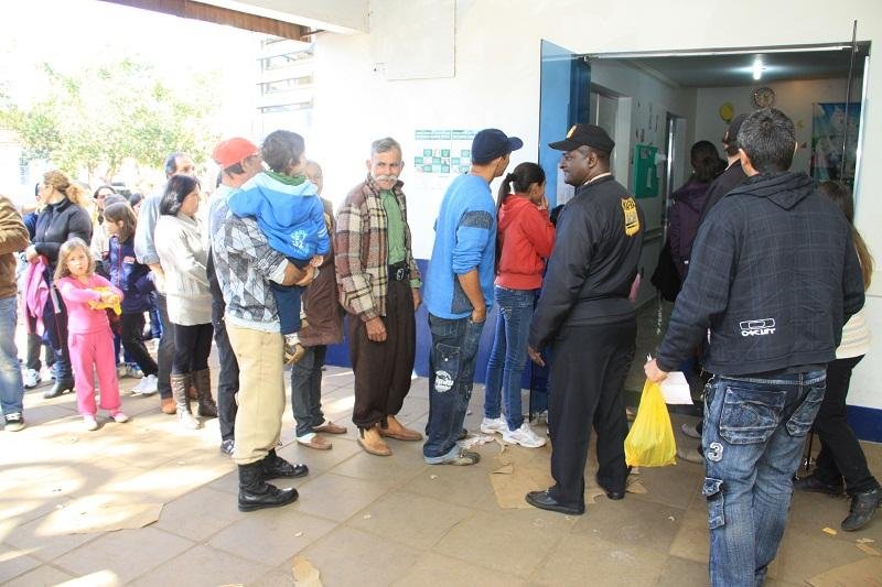 Moradores fizeram fila para buscar imuniza&ccedil;&atilde;o