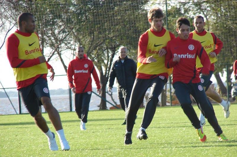 Lucas Lima (sem colete) treinou no time titular